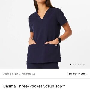 Figs Casma 3 pocket scrub top in Navy Size M